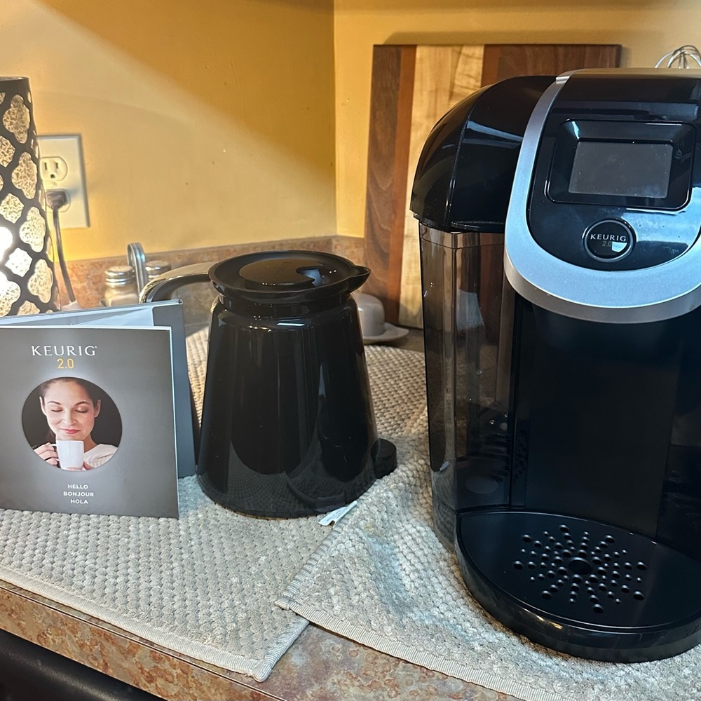 Keurig 2.0 Coffee Maker K-Cup Single Serve with Carafe Pot. Practically new